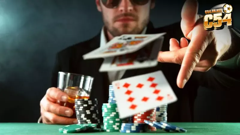 Cách đọc bài đối thủ trong phỏm: Tuyệt chiêu thắng lớn Bạn hoàn toàn có thể sử dụng các nước đánh “nhử” để thử phản ứng, từ đó suy đoán bài đối thủ đang giữ